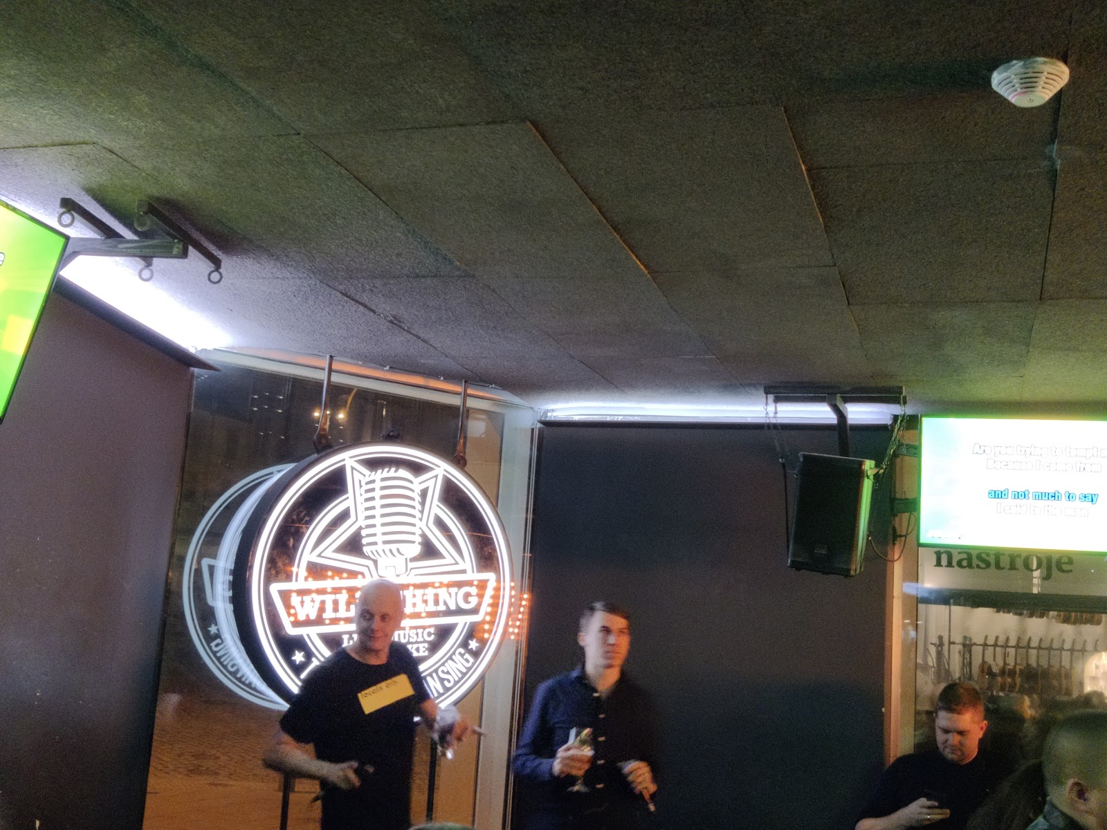 Živá zábava, neon a karaoke text na obrazovce