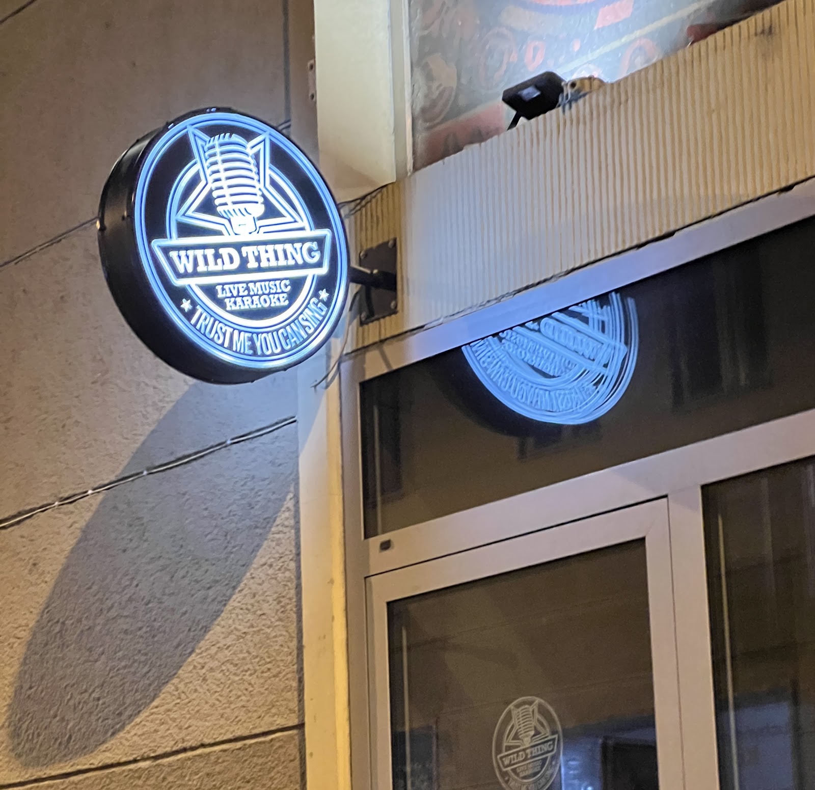 Zářící neonový nápis Wild Thing venku
